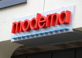 Moderna Falls as CDC Panel Shakeup Clouds Vaccine Outlook