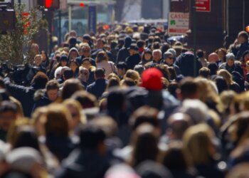 U.S. Jobless Claims Rise Slightly, Productivity Rebounds