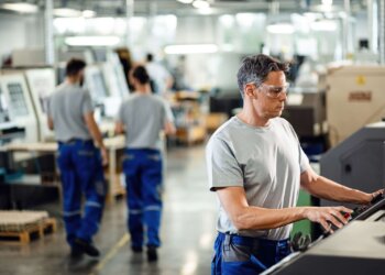 US Jobless Claims Edge Lower but Hiring Remains Soft